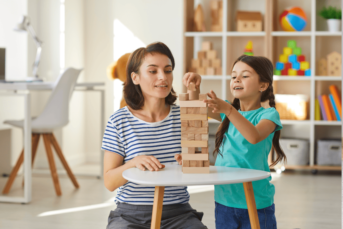Au pair jugando con niños